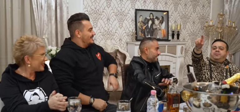 Moment emoționant în casa lui Adrian Minune. Manelistul și-a luat în brațe soția și au început să plângă împreună, de față cu Teo Trandafir și Bursucu