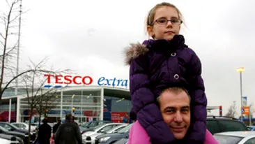 Dat afara din magazin pentru ca isi tinea fiica pe umeri