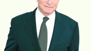 Michael Douglas ramane fara voce