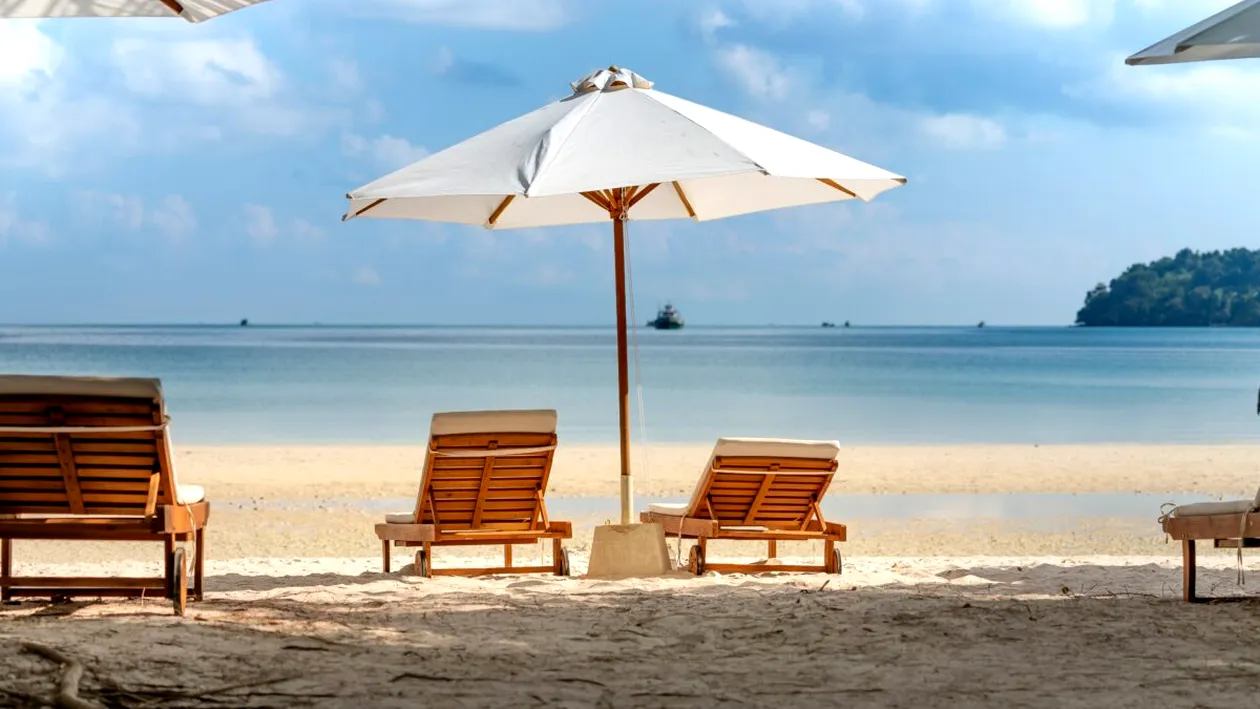 Cât costă un şezlong pe plajele de fițe din Mamaia Nord. Plătești cât pentru o noapte de cazare