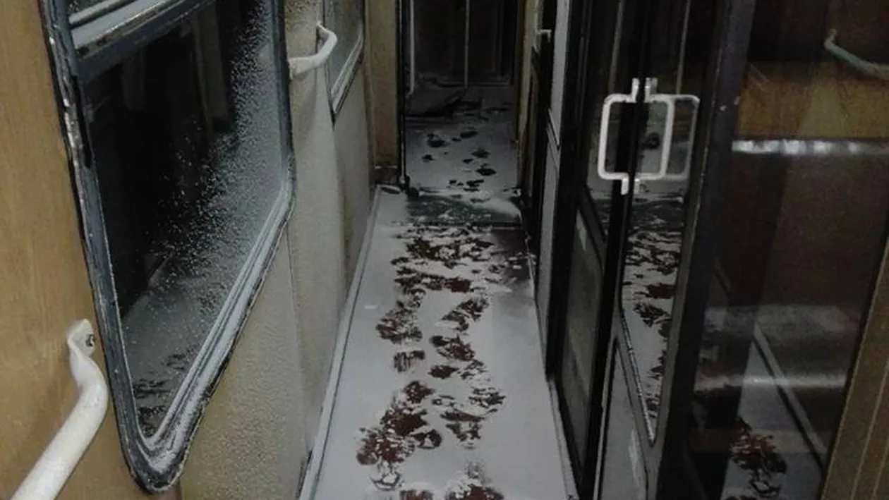 „Parcă suntem pe pârtie!“ Acest bărbat le-a arătat tuturor zăpada de câţiva centrimetri dintr-un tren cu destinaţia Cluj-Napoca