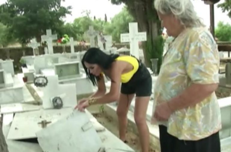 Margherita de la Clejani a șocat o țară întreagă: a luat pământ de pe 9 morminte să-și facă mască pentru față! FOTO