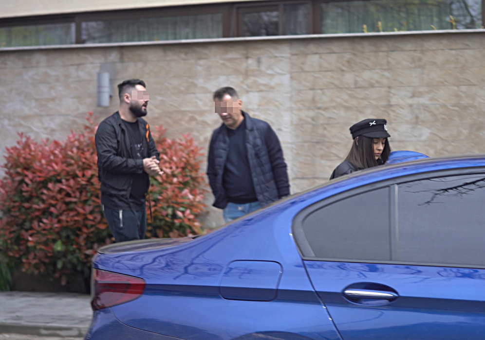 Tatăl artistei supraveghează fiecare mișcare