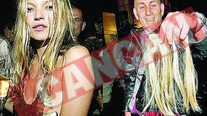 Kate Moss a ramas fara par