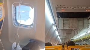 „Dacă murim, murim împreună”. O femeie și-a ținut soțul de picioare după ce a fost aspirat pe geamul avionului