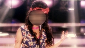 Nici intr-o mie de ani nu o sa ghicesti cine s-a deghizat in Amy Winehouse!