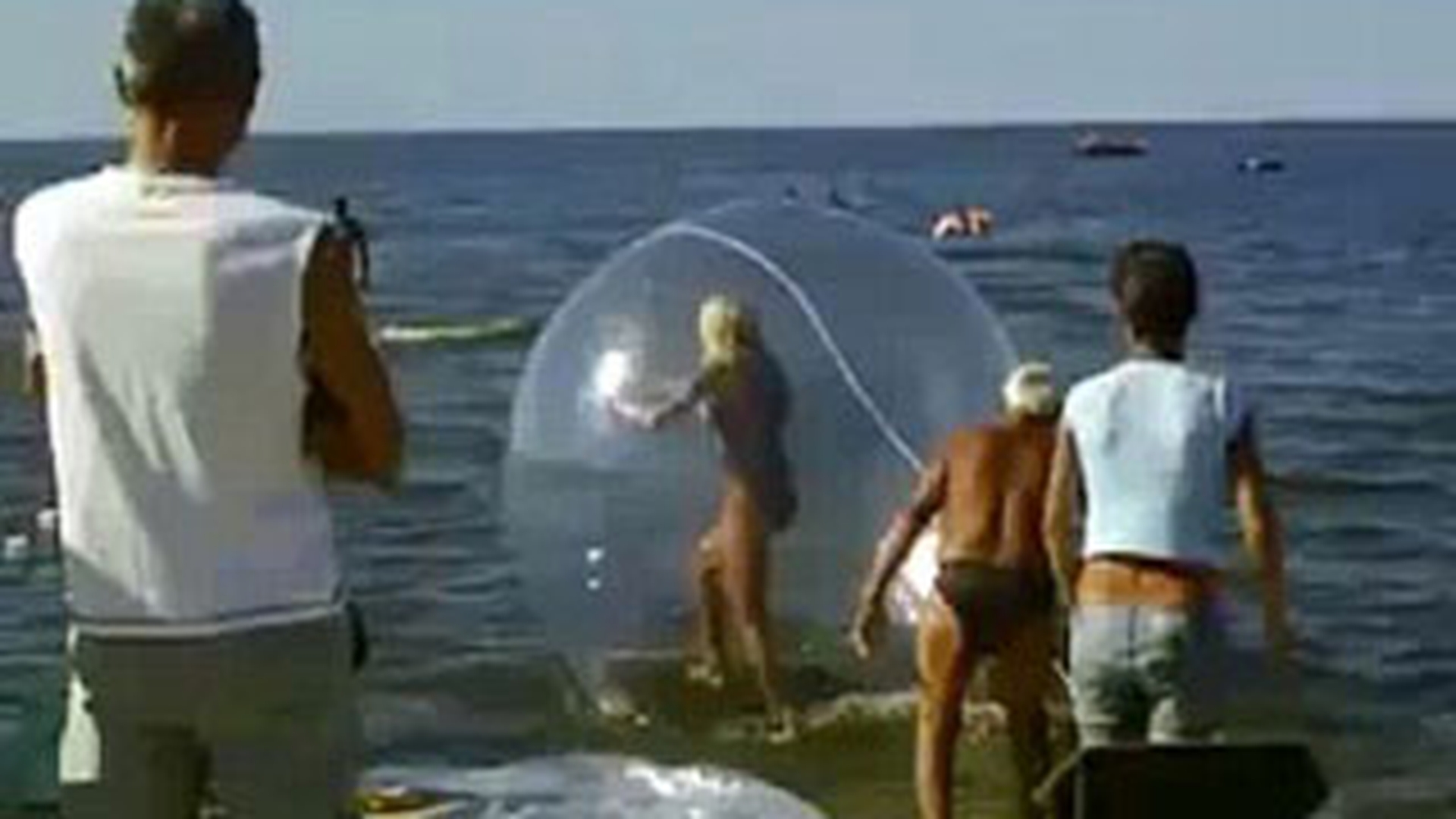 VIDEO O blonda versus o bula de mers pe apa. Cine crezi ca va castiga?