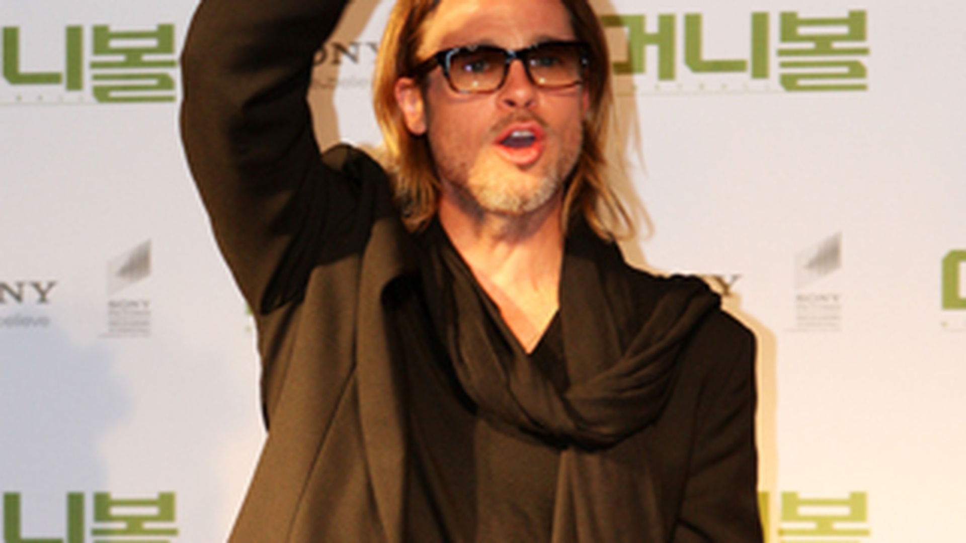 Brad Pitt a scos la licitatie o cina cu el! Vezi ce suma sunt dispuse sa plateasca fetele interesate