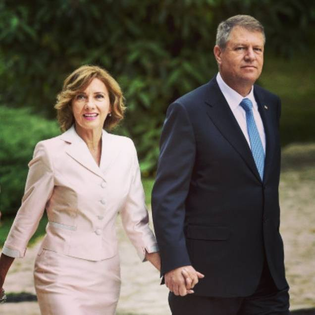 Nu o recunoști! Cum arăta Carmen Iohannis în tinereţe! În copilărie, Prima Doamnă a luat lecții de balet și de pian