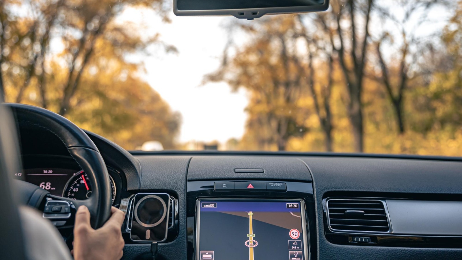 (P) Top 5 gadgeturi auto esențiale: Navigație GPS cu CarPlay și Android Auto, siguranță și confort la volan