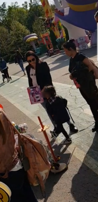 Andra îl întreabă pe David ce-și dorește de la chioșcul din parc
