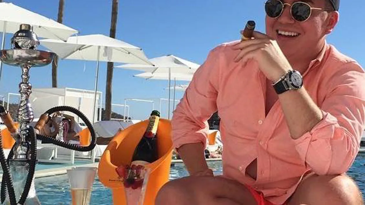 Juniorul i-a spart puşculiţa fostului deputat. Prinţişorul transporturilor face ravagii în Beverly Hills: băi cu şampanie, trabucuri şi super-maşini!