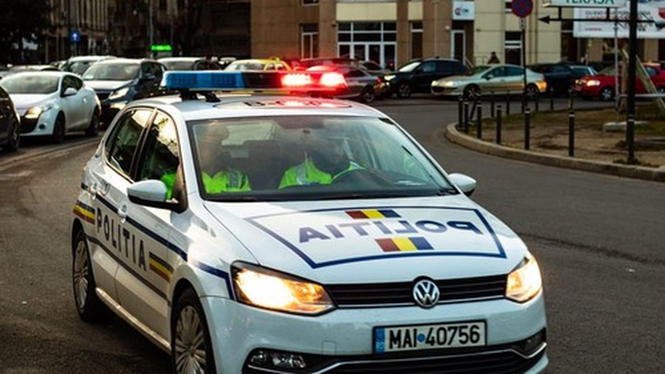 Scandal în Piatra Neamț. Bărbat fără mască de protecție, încătușat de polițiști în plină stradă