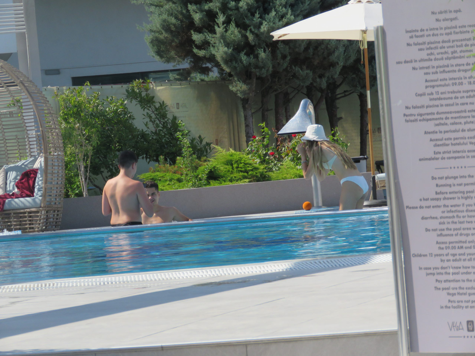 Selly și iubita lui, Smaranda, la piscină