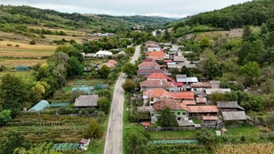 Localitatea din România fără apă potabilă și canalizare funcțională, dar cu bani pentru capace frigorifice de sicriu