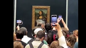 Un bărbat deghizat în femeie a aruncat cu o prăjitură în celebra pictură Mona Lisa. Imaginile au devenit virale