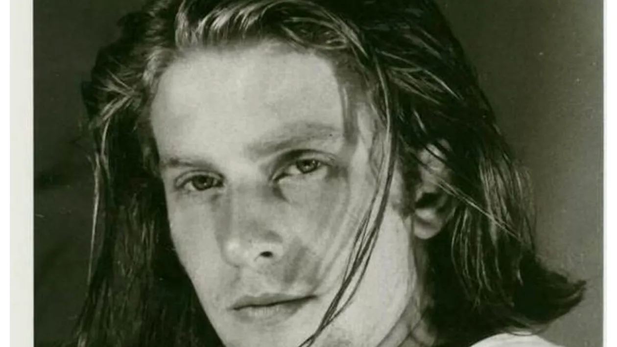 Recunoști vedeta din imagine?! Astăzi e unul dintre cei mai cunoscuți prezentatori TV