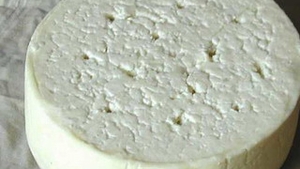 VIDEO Mananci branza de oaie, de vaca si citesti atent eticheta? Afla ca esti mintit si consumi grasime de balena!