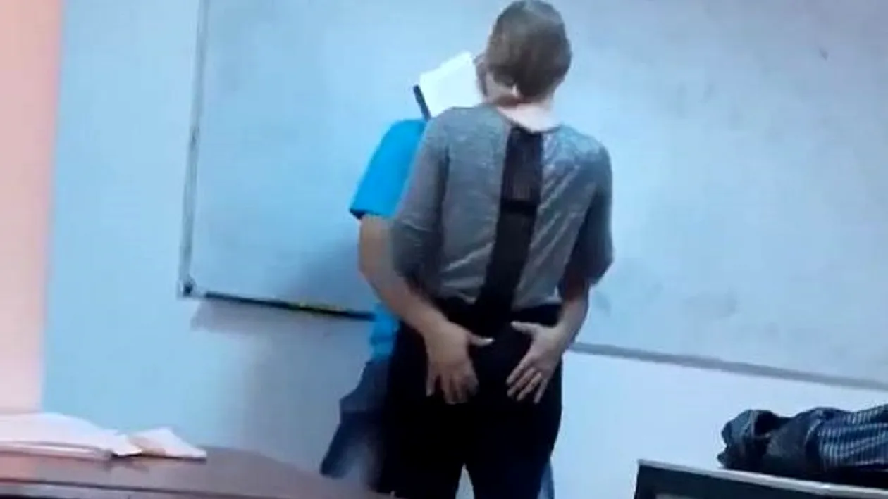 Noi acuzaţii cumplite, după ce profesorul de engleză a fost filmat în timp ce săruta şi pipăia o elevă: “Există cazuri în care elevii sunt amenințați”