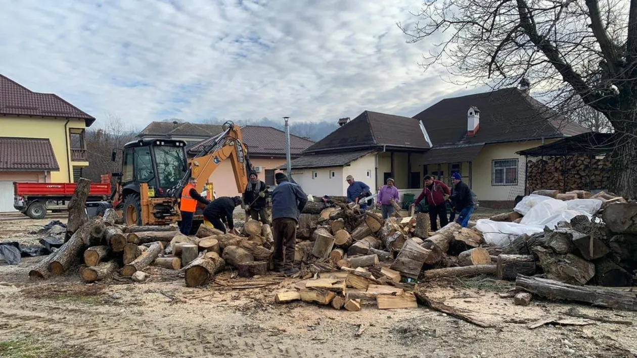 El este primarul care munceşte cot la cot cu angajaţii. A tăiat lemne pentru centrala primăriei