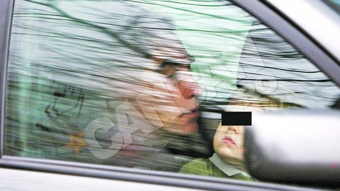 Juniorul, copilot la doi ani. Petrus si Petrica stau in fata fara frica