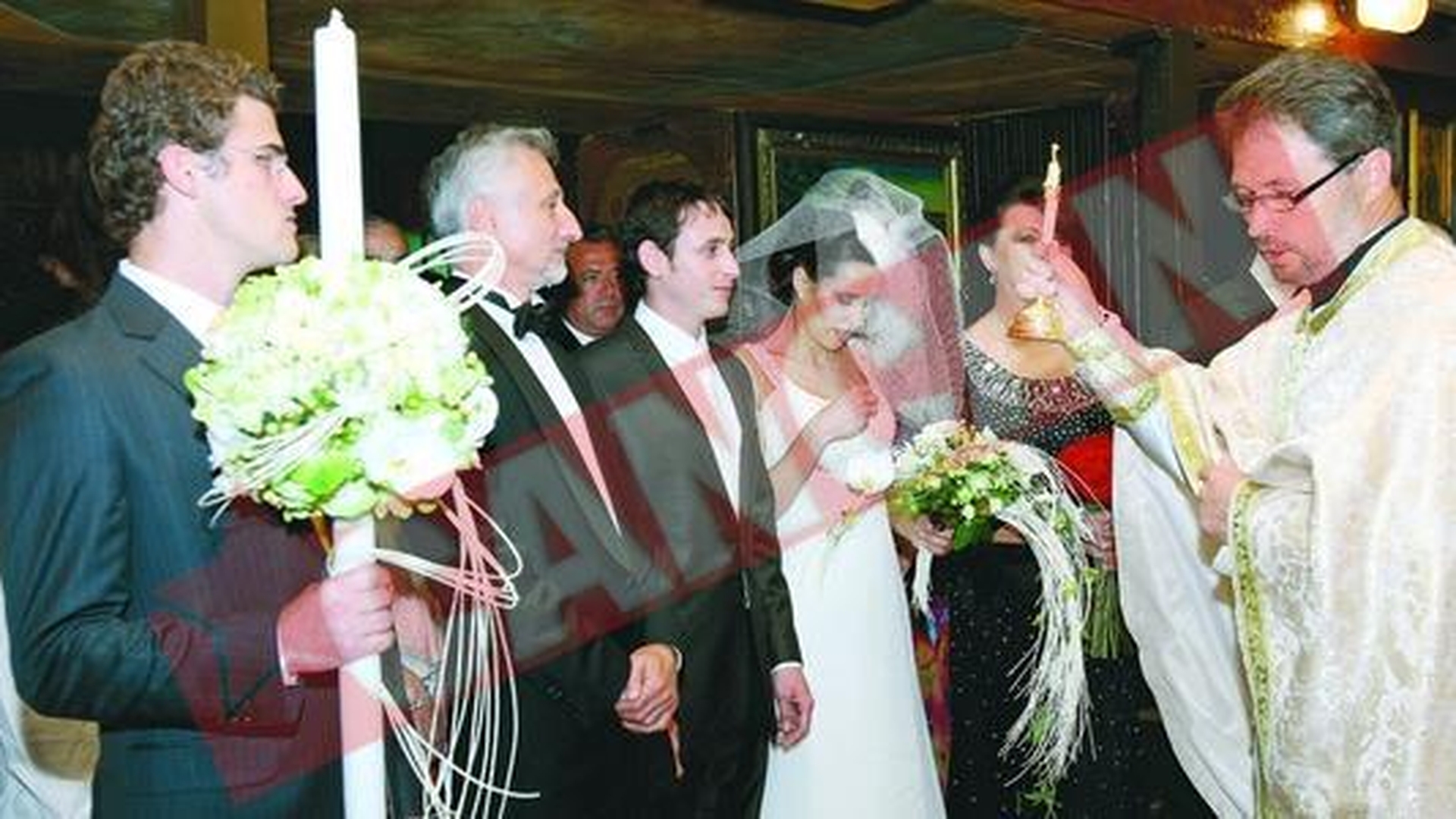 Au aruncat confetti din avioane la nunta fiicei lui Iovan