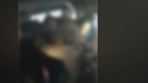 Elevă de 12 ani, bătută cu bestialitate în microbuzul şcolar! Declaraţia şocantă a tatălui copilei: ”Nu e prima dată! Îi place lui de ea!”