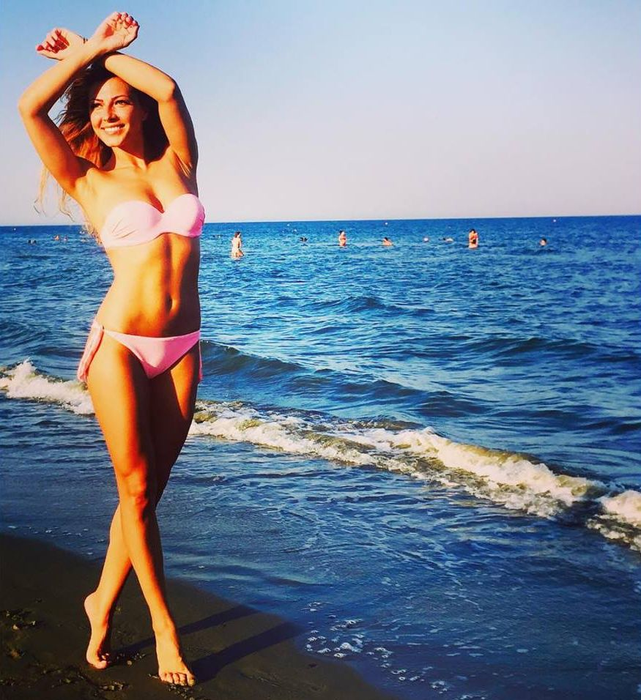 Ilinca Vandici, fotografiată cu zonele intime la vedere pe o plajă din Grecia. Vezi pozele cu vedeta Kanal D