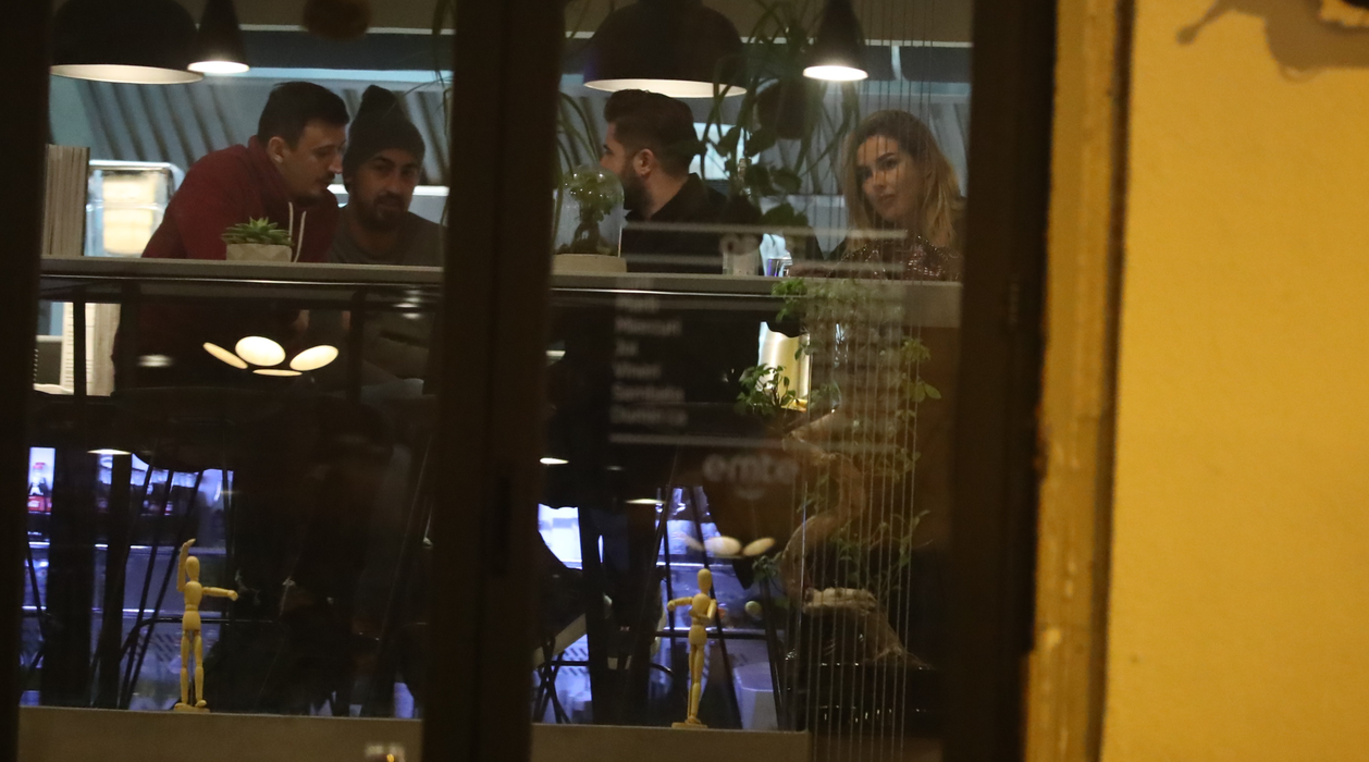 Donjuanul Bi şi-a scos amanta la masă cu familia