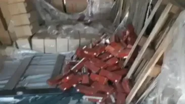 VIDEO. Un TIR cu peste 14 milioane de ţigări de contrabandă ascunse în cutii de detergent s-a răsturnat în județul Olt