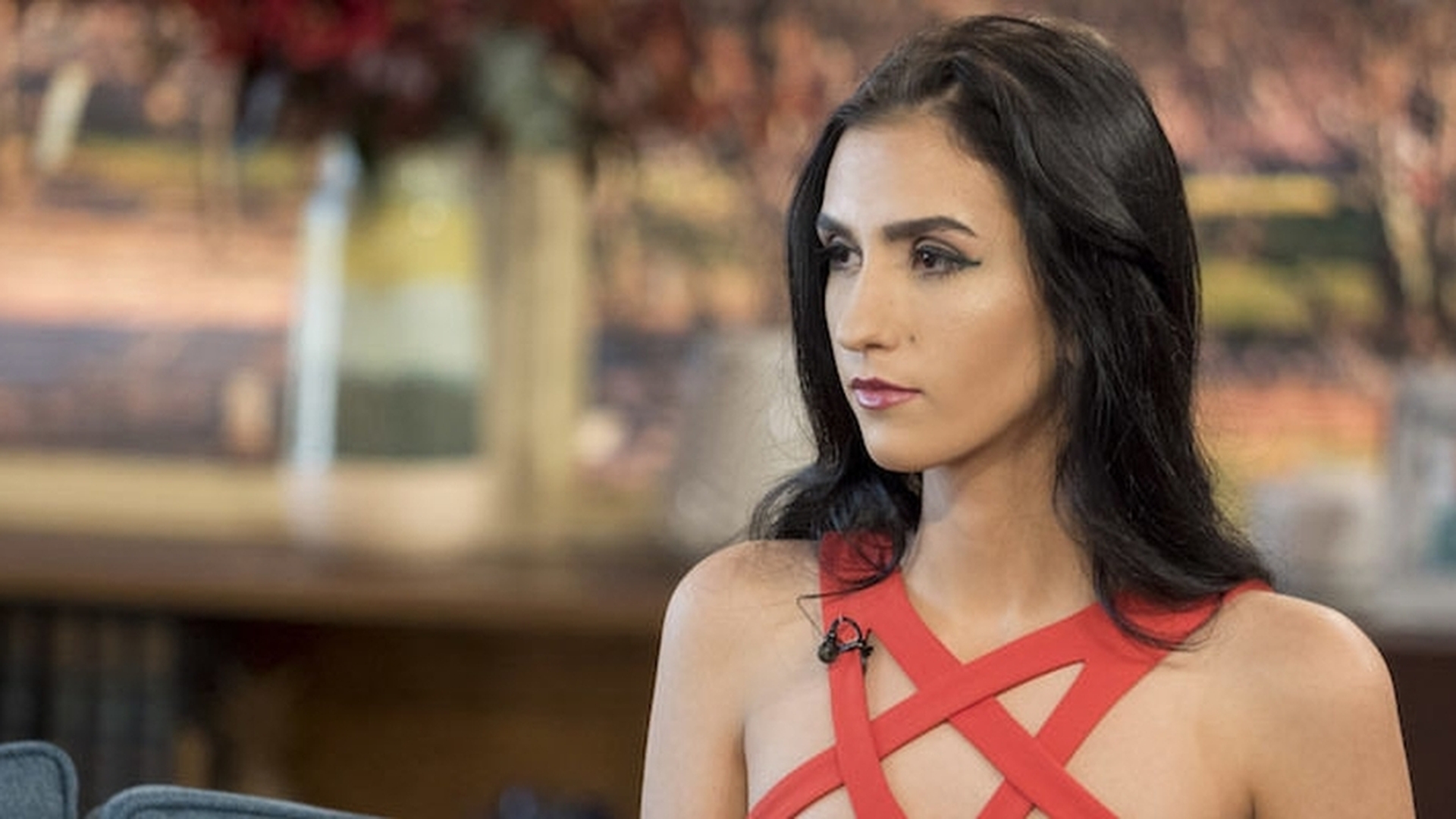 A vrut-o pe Alexandra Khefren, dar acum miliardarul asiatic s-a răzgândit. Nu e banc! Oferă 2,3 milioane de euro 
pentru o noapte de sex cu altă româncă virgină!