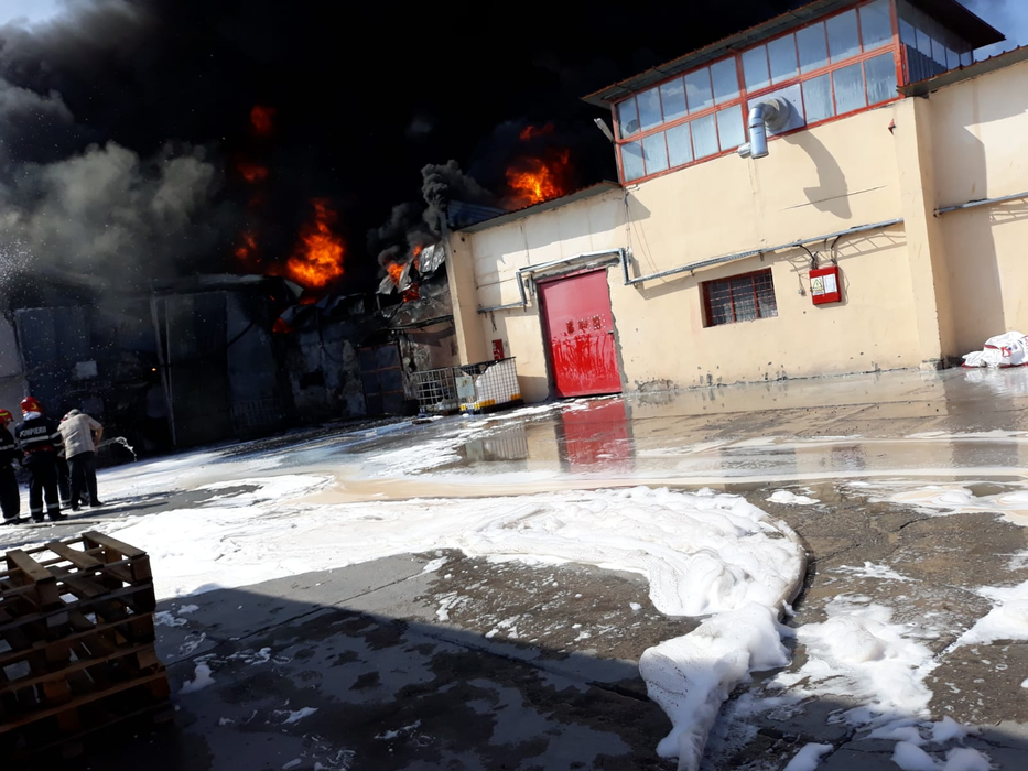 Incendiu puternic la o fabrică de vopsele din Mihăești-Vâlcea | FOTO + VIDEO