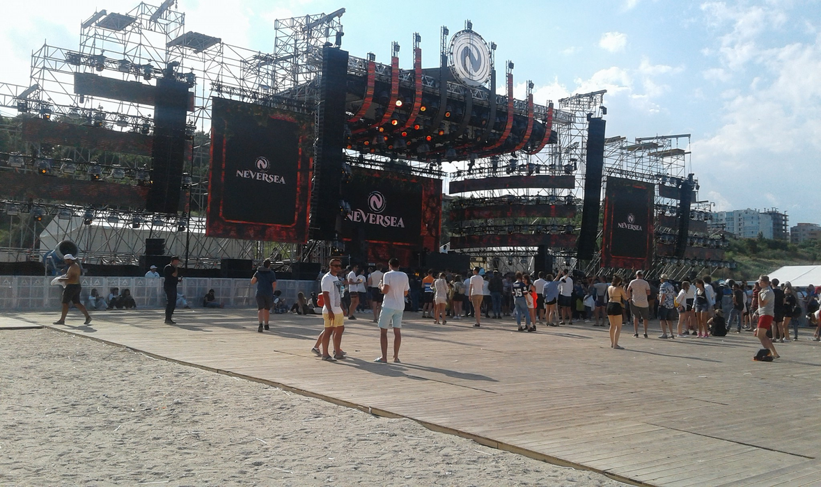 CANCAN.ro transmite cele mai tari momente. IMAGINI LIVE. Zeci de mii de oameni la NEVERSEA, cel mai mare festival de pe litoral