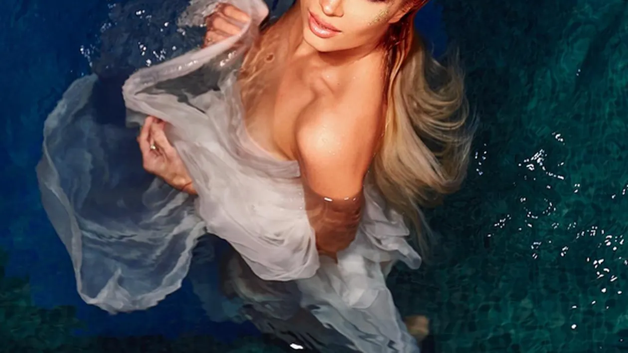 LORA are ce arăta! Blonda a intrat în apă şi s-a lăsat pozată aşa