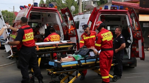 Un microbuz, care transporta 14 români întorși din Franța la centrul de carantină, s-a răsturnat
