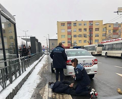 O polițistă din Cluj a încătușat ca-n filme un bărbat care îi arăta gesturi obsecene. Primele ei declarații după ce incident
