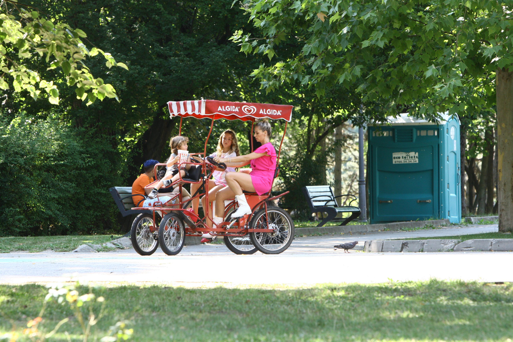 Andreea Bănică, Sofia Maria și micuțul Noah, la plimbare cu bicicleta