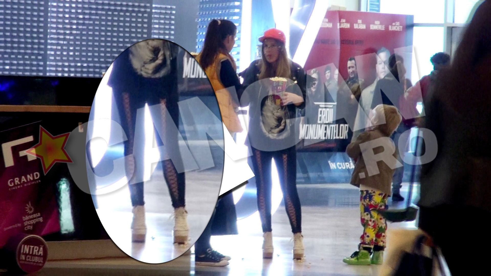 Aparitie de senzatie a Corinei Bud! Vezi cum a iesit cantareata cu fiul ei la mall!