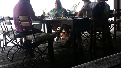 Crina Matei si-a facut de cap pe litoral. A baut vin alb in amiaza mare si a flirtat cu un barbat grizonat!