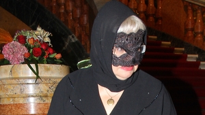 La o vedeta de la noi a venit mai repede Halloween-ul! Aparitia care a atras toate privirile la bal! Ghicesti cine-i doamna?