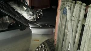 Un tânăr din Dâmbovița s-a urcat băut și fără permis la volan. Bărbatul a rupt un gard  și a băgat în spital pasagerul din dreapta sa