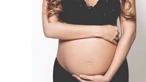 O blondă celebră a devenit mamă la 36 de ani! Prima poză cu bebeluşul şi fericiţii părinţi