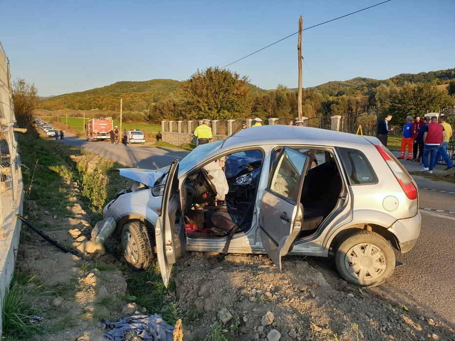 Accident în Prahova! Un mort și patru răniți după ce două mașini s-au lovit frontal