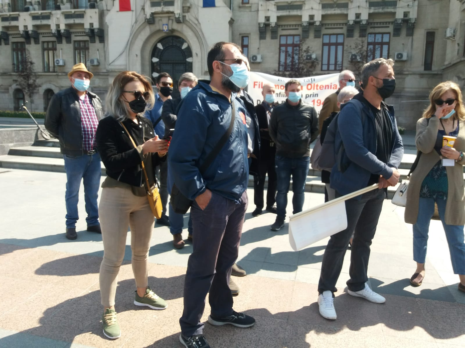 Protest de amploare în Craiova! Cu contractele suspendate, angajații Filarmonicii cer demisia managerului
