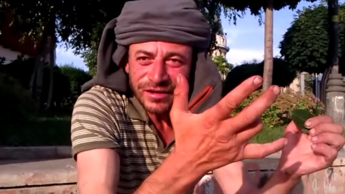 Am trait s-o vedem si pe asta! Un bucurestean face bani frumosi din cantatul la... frunza!
