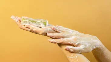 Secretul din spuma de pe mâini: cum distruge săpunul bacteriile și virusurile fără să ne dăm seama
