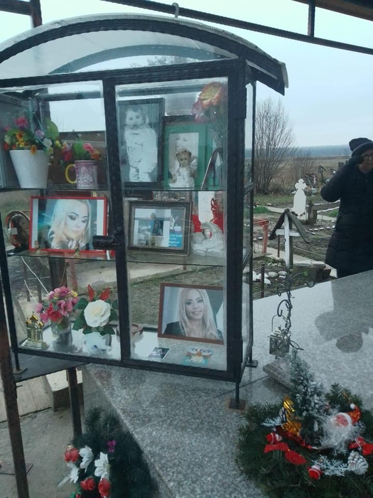 Mama Denisei Răducu, la mormântul fiicei sale. Imaginile durerii în ziua în care artista ar fi împlinit 32 de ani