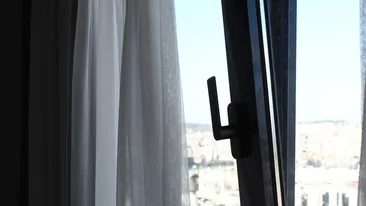 Cum se aerisește casa pe timp de iarnă. Câte minute trebuie ținut geamul deschis