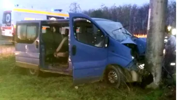 Accident grav în Giurgiu! Un microbuz cu muncitori s-a izbit de un stâlp de electricitate. Șase oameni au ajuns la spital