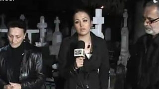 Parintii Madalinei Manole plang noaptea  la mormantul fiicei lor: "Noi venim in fiecare zi la cimitir si criminalii sunt in libertate"